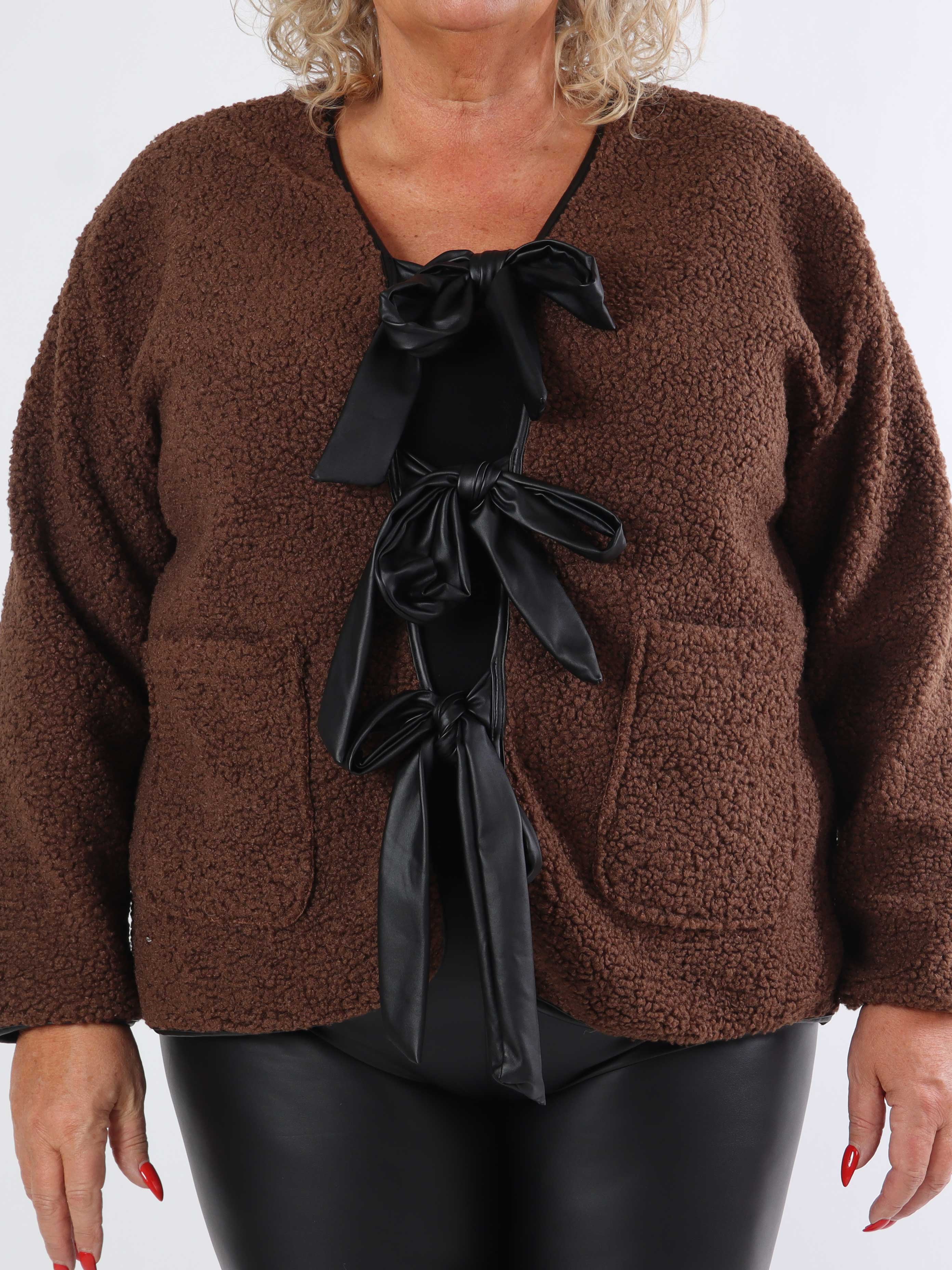 Danya - Fleecekofta i plus size med rosetter i läderlook